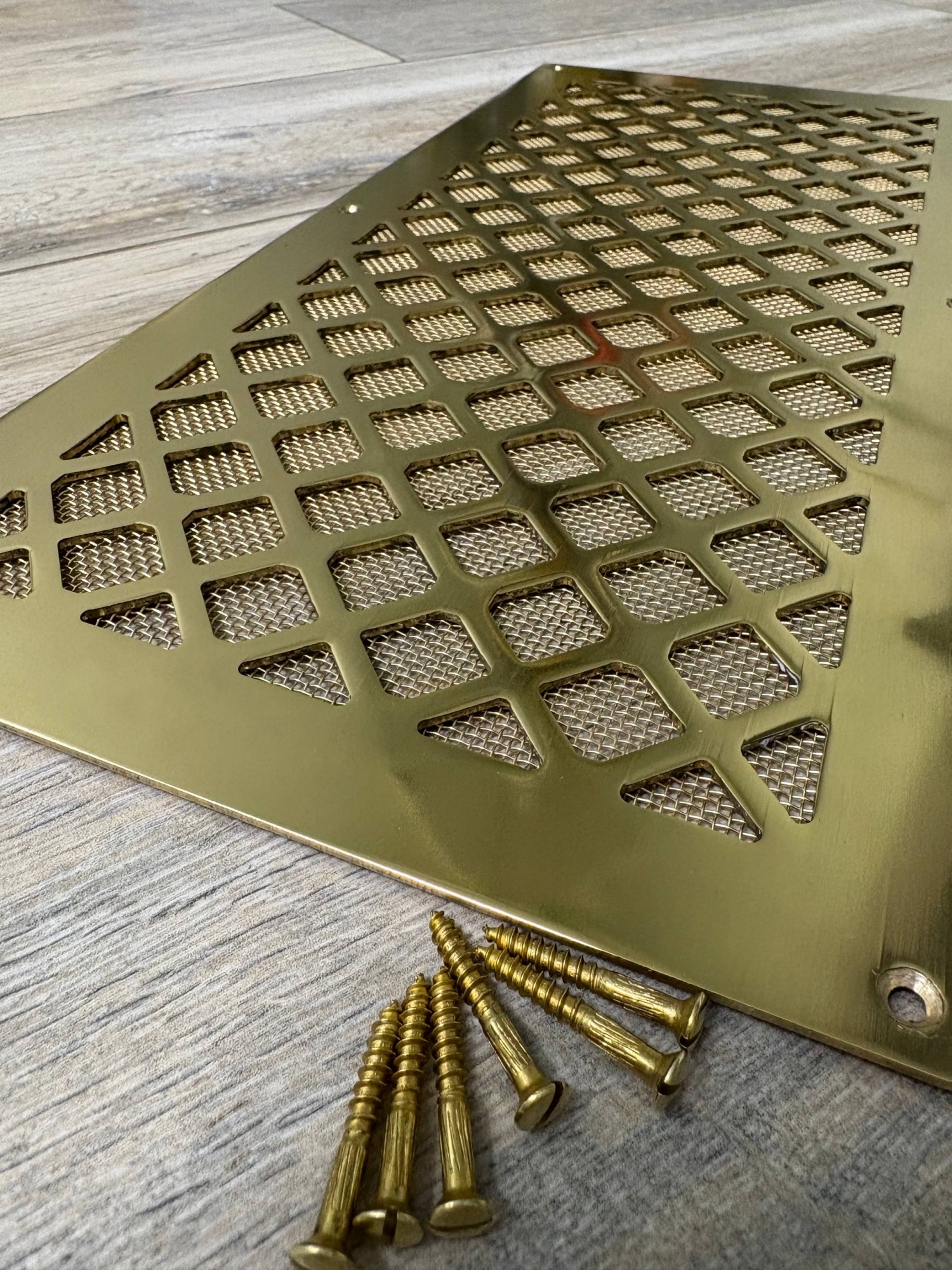 Вентиляционная решётка латунная полированная с сеточкой и шурупами ЛР18 400х200